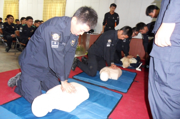 논산소방서제2708전투경찰 대원들이 심폐소생술 실습교육을 받고 있다.JPG