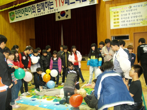 크기변환_은진초등학교 학생들이 생명지킴이 CPR체험교육을 받고 있다..JPG