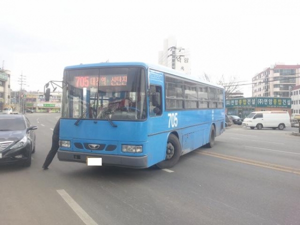 교통법규 무시한채 도로중앙에 서있는 버스.JPG
