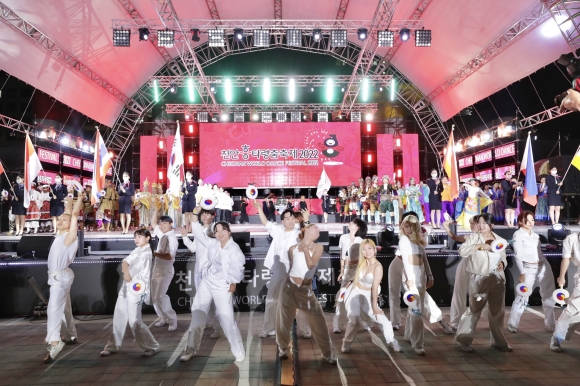 ‘천안흥타령춤축제2022’ 폐막식에서 참가팀이 실력을 선보이고 있다.