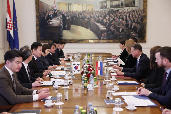 김진표 국회의장과 의원단이 8일 오전(현지시간) 크로아티아 의회에서 고르단 얀드로코비치 국회의장과 회담을 하고 있다.