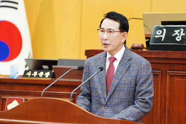 사진/이완섭 서산시장이 25일 2026년 시정 운영 방향을 설명하고 있다.